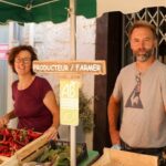 Photographie de Bénédicte et Étienne Pazzaia au marché de Sainte-Foy-la-Grande